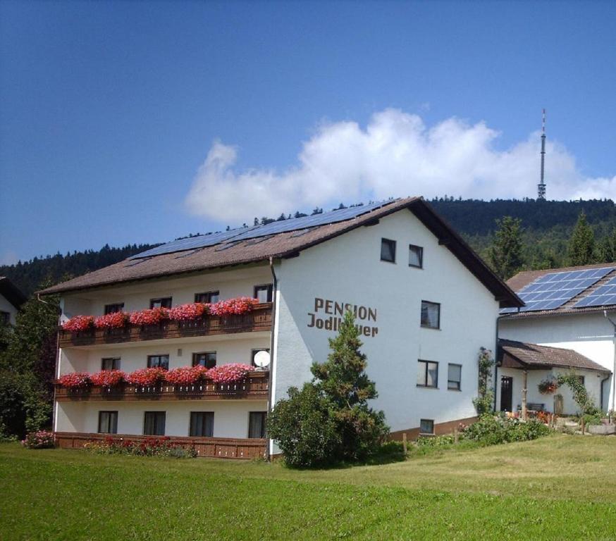 un edificio con un cartel en el costado en Pension Jodlbauer en Schöllnach