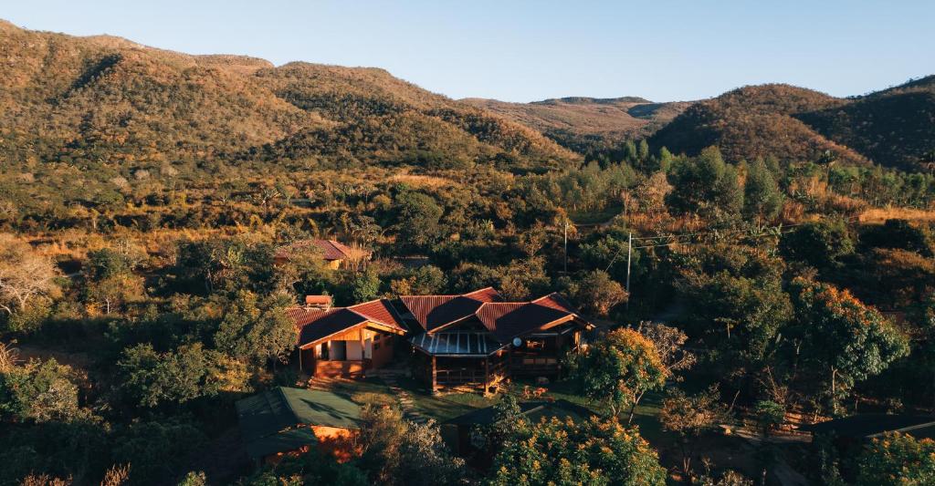 uma vista aérea de uma casa nas montanhas em Terra Booma em Alto Paraíso de Goiás