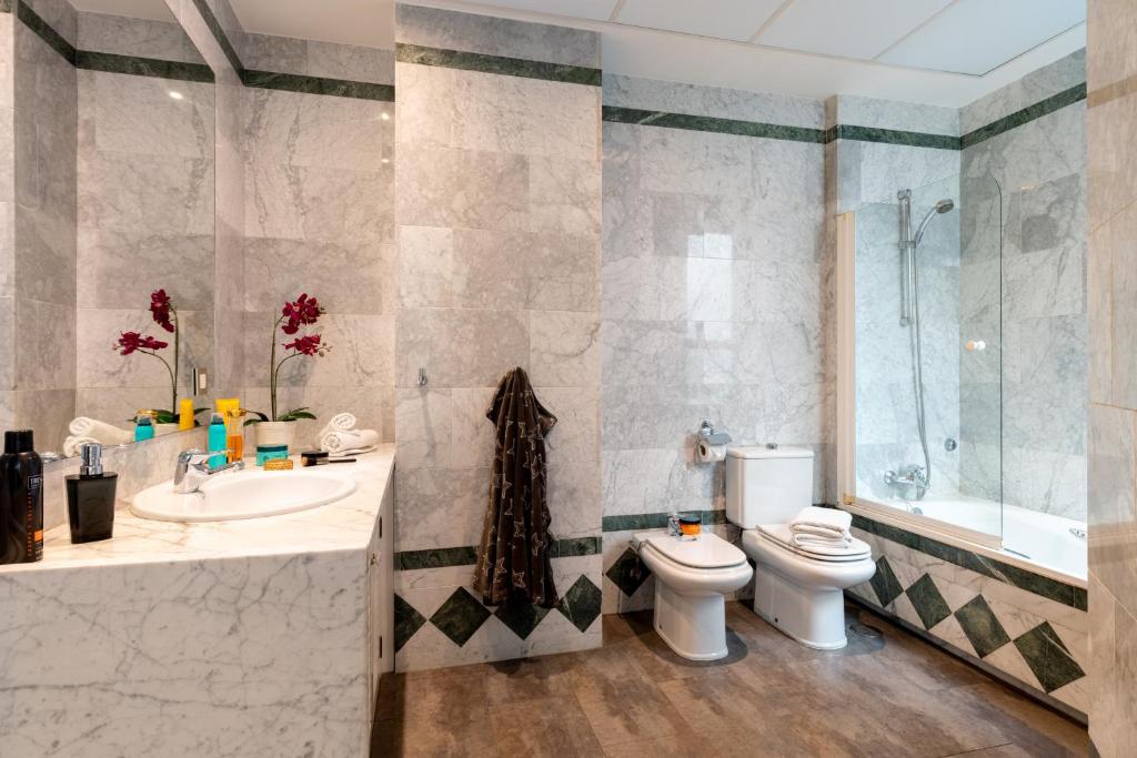 Łazienka w obiekcie Sevilla Central Suites Apartamentos Puerta Jerez