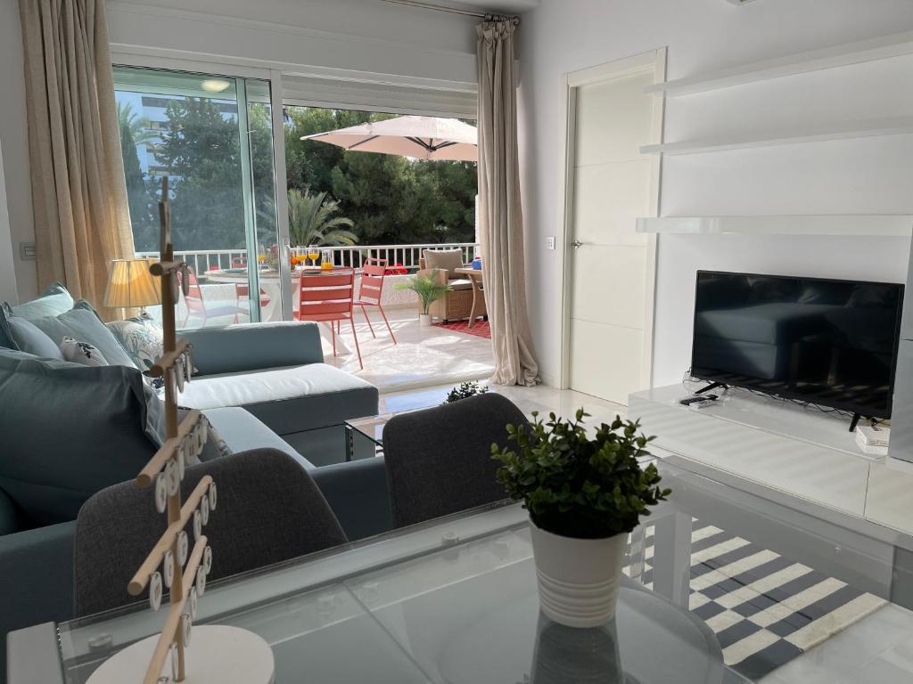 TV a/nebo společenská místnost v ubytování SUNLIGHT BEACH Apartment 2 bedrooms