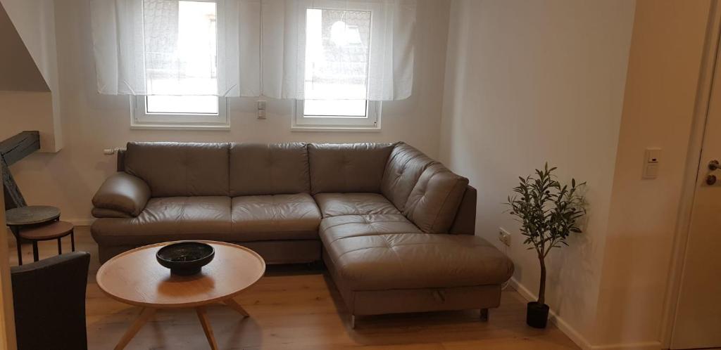 sala de estar con sofá de cuero y mesa en Joanna Apartment - Worms en Worms