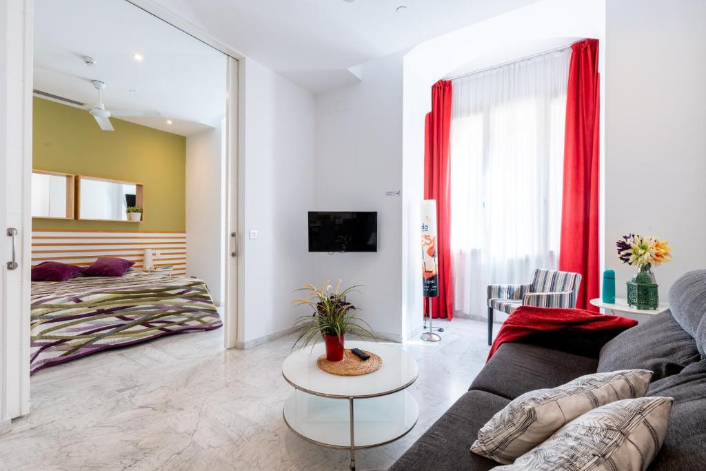 Telewizja i/lub zestaw kina domowego w obiekcie Sevilla Central Suites Apartamentos Puerta Jerez