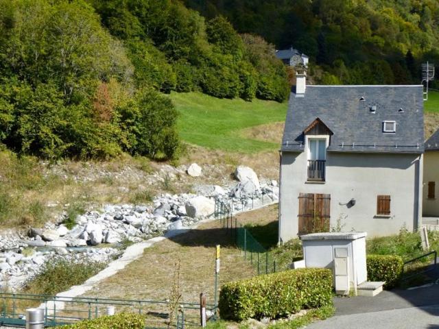 een huis op een heuvel naast een rivier bij Boost Your Immo Bergerie Du Bastan Barèges PM8 in Barèges