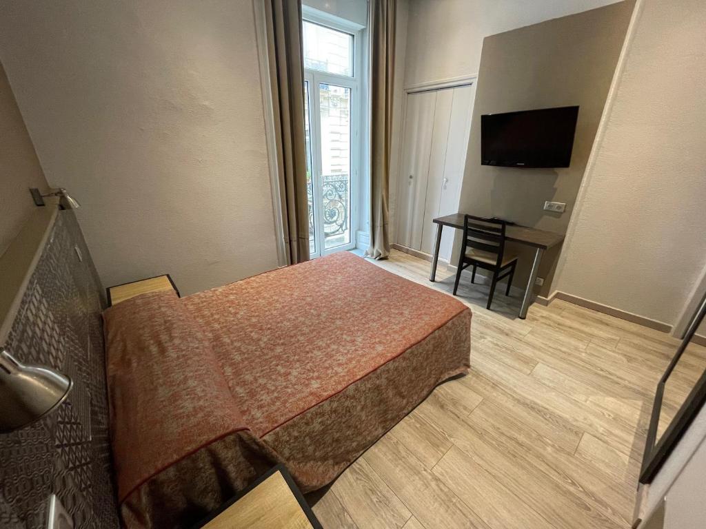TV a/nebo společenská místnost v ubytování Hotel de La Comédie