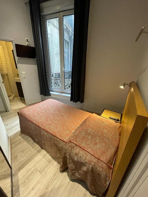 Postel nebo postele na pokoji v ubytování Hotel de La Comédie