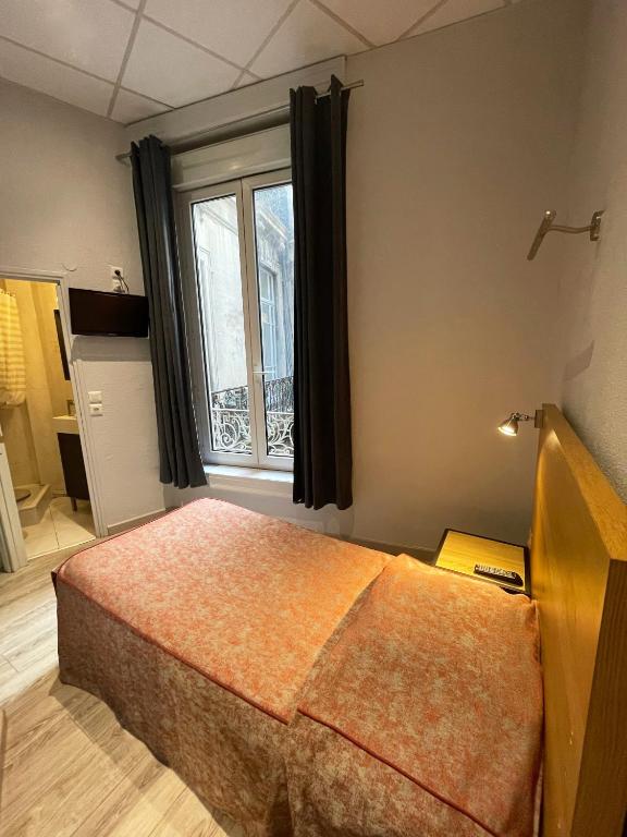 Postel nebo postele na pokoji v ubytování Hotel de La Comédie