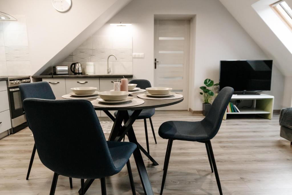 jadalnia ze stołem i krzesłami w kuchni w obiekcie APARTAMENT KARO 2 Karkonosze w Jeleniej Górze