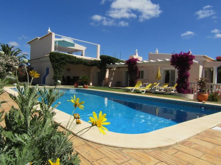 une grande piscine en face d'une maison dans l'établissement Villa do Farol, à Estômbar