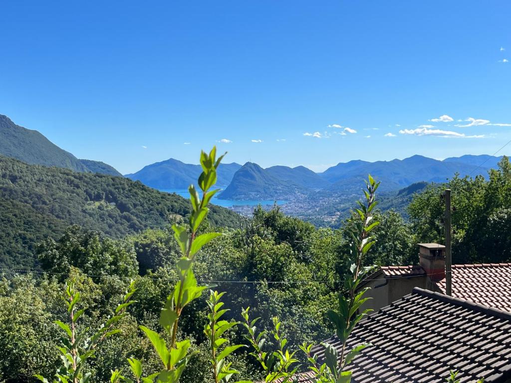 a view of the mountains from a house at Casa Mari in Bidogno