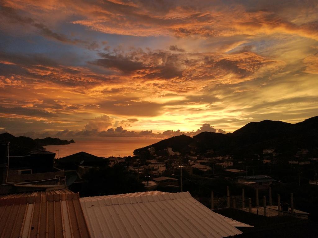 een uitzicht op een stad met een zonsondergang bij Casa MITA Taganga in Taganga