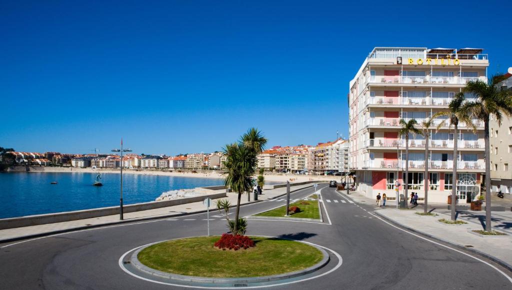 una calle vacía en una ciudad con un edificio en Apartamentos Rotilio, en Sanxenxo