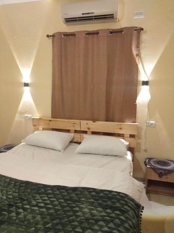 Postel nebo postele na pokoji v ubytování Seedi Yousef Hostel & Cafe