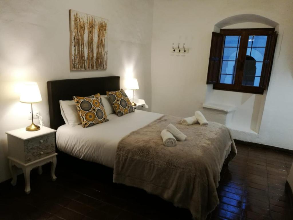 1 dormitorio con 1 cama con 2 toallas en Cal Castlà, 