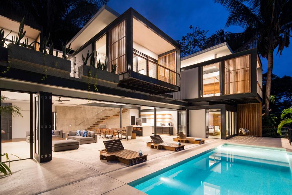 une maison avec une piscine devant dans l'établissement Casa Maleku of Joya Luxury Estate, à Santa Teresa
