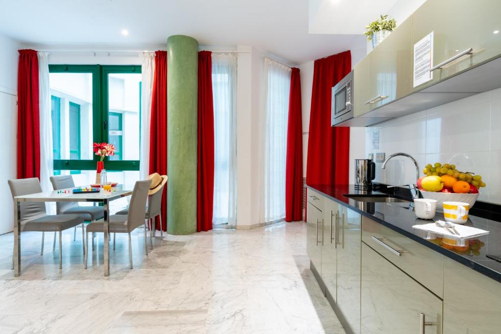 Kuchnia lub aneks kuchenny w obiekcie Sevilla Central Suites Apartamentos Puerta Jerez