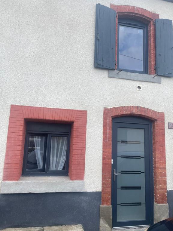 budynek z dwoma oknami i drzwiami w obiekcie Propriétaire privé w Carcassonne