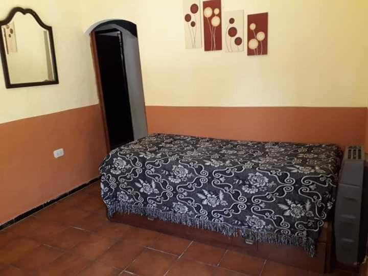 1 dormitorio con 1 cama con manta blanca y negra en Departamento Punto Mogotes, Mar del Plata en Mar del Plata