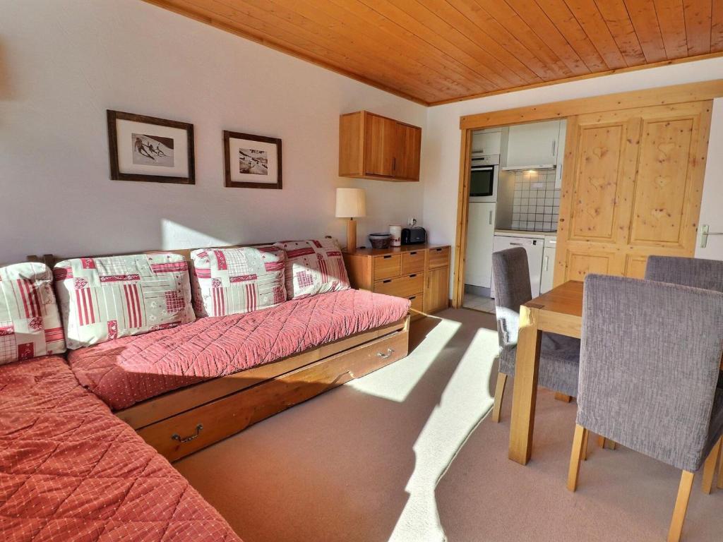 une chambre avec un lit et une table et une cuisine dans l'établissement Appartement Clair et Cosy, Sur les Pistes, Balcon Sud, Proche Commerces, 3* pour 4 Personnes - FR-1-182-13, à Méribel