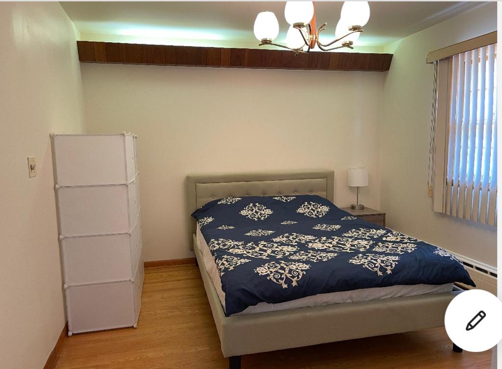 新不倫瑞克的住宿－#1 Bright Private Room near New Brunswick, NJ downtown，一间卧室配有一张带蓝色棉被的床