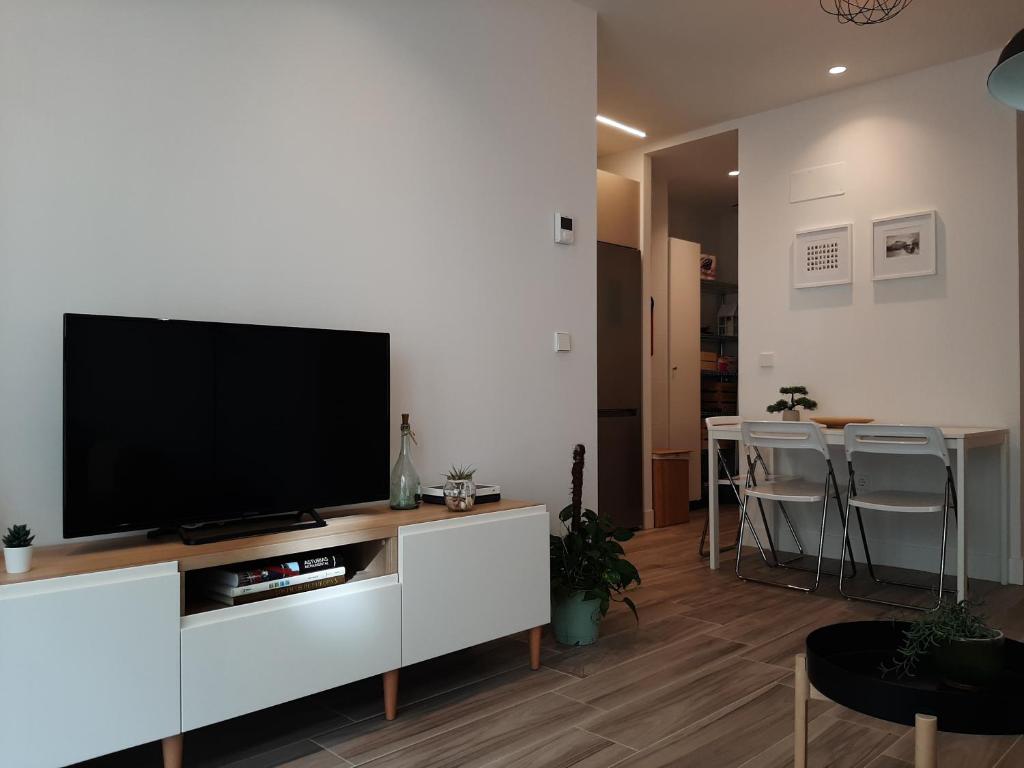 A television and/or entertainment centre at Dindurra Gijón Centro-Parking gratuito