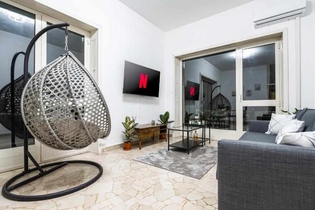 een woonkamer met een schommel en een bank bij The Brera Residence - 140SqM 3Bed2Bath in Milaan