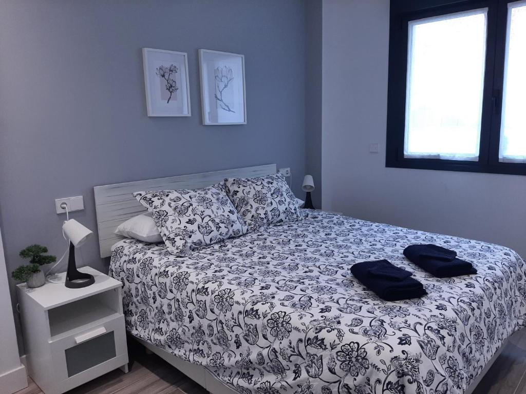 A bed or beds in a room at Dindurra Gijón Centro-Parking gratuito