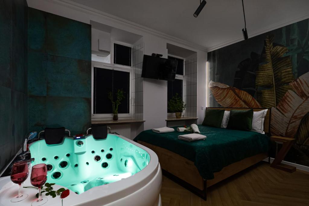 Łóżko lub łóżka w pokoju w obiekcie Jacuzzi & Bike Apartment, Krakow