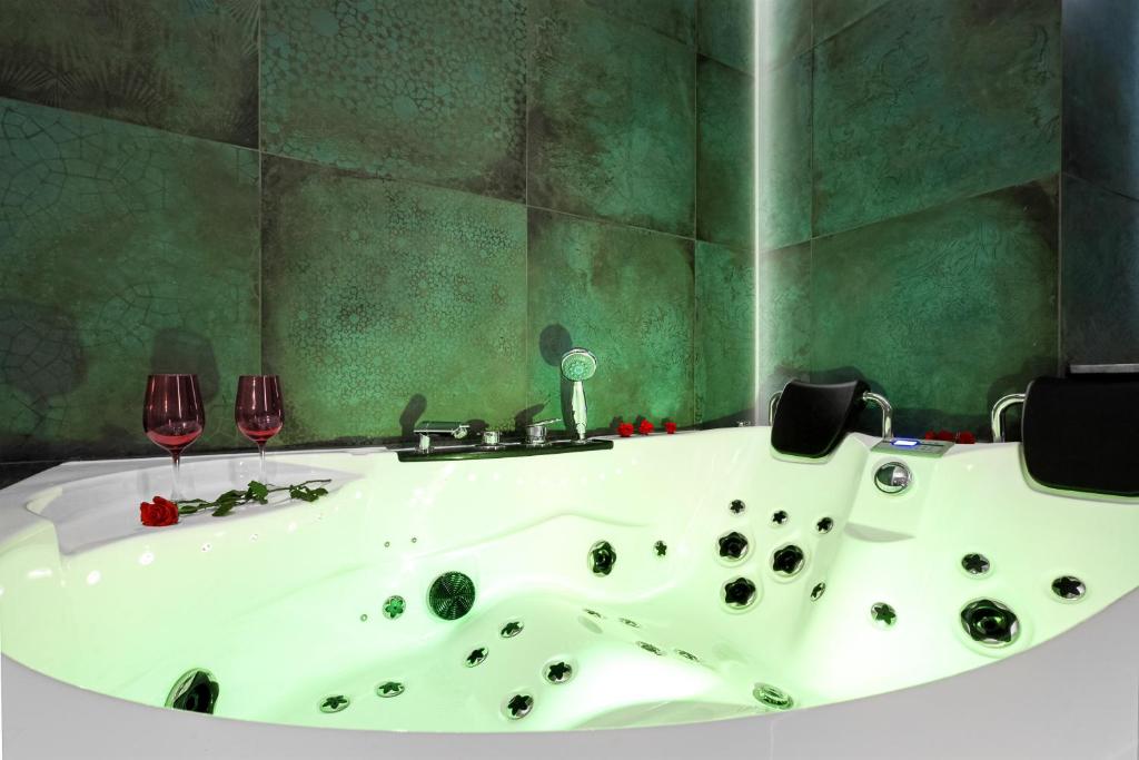 Zdjęcie z galerii obiektu Jacuzzi & Bike Apartment, Krakow w Krakowie