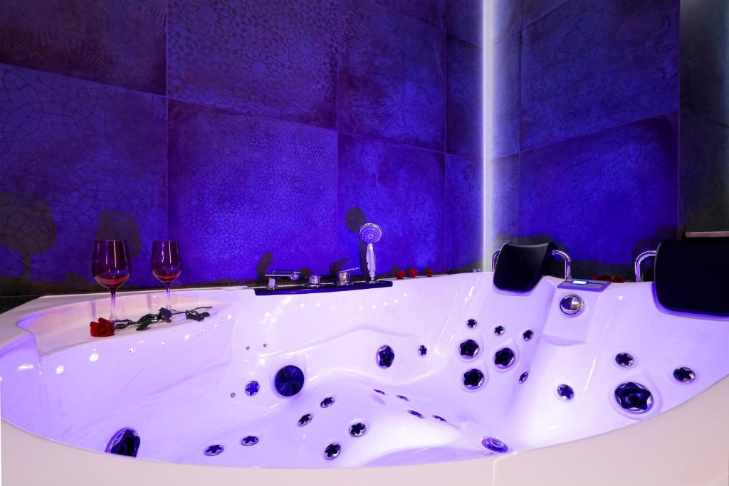 Zdjęcie z galerii obiektu Jacuzzi & Bike Apartment, Krakow w Krakowie