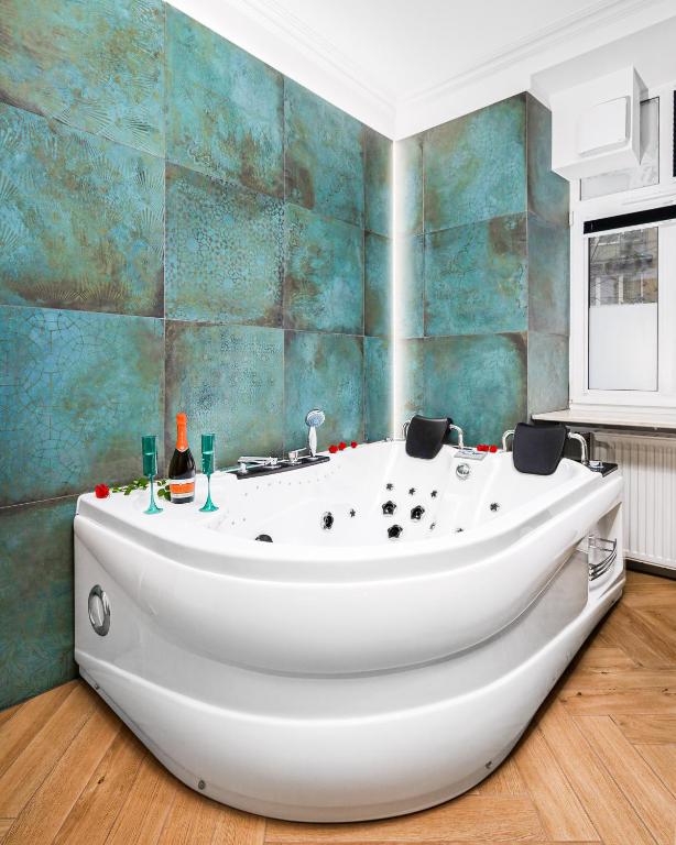 Zdjęcie z galerii obiektu Jacuzzi & Bike Apartment, Krakow w Krakowie