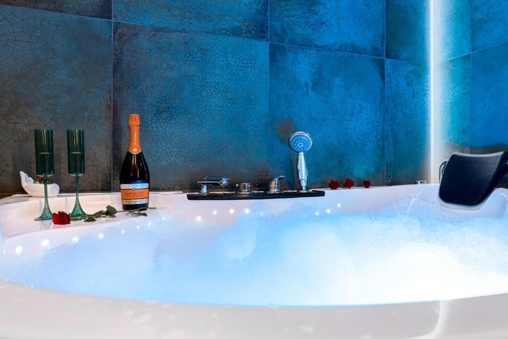 Zdjęcie z galerii obiektu Jacuzzi & Bike Apartment, Krakow w Krakowie