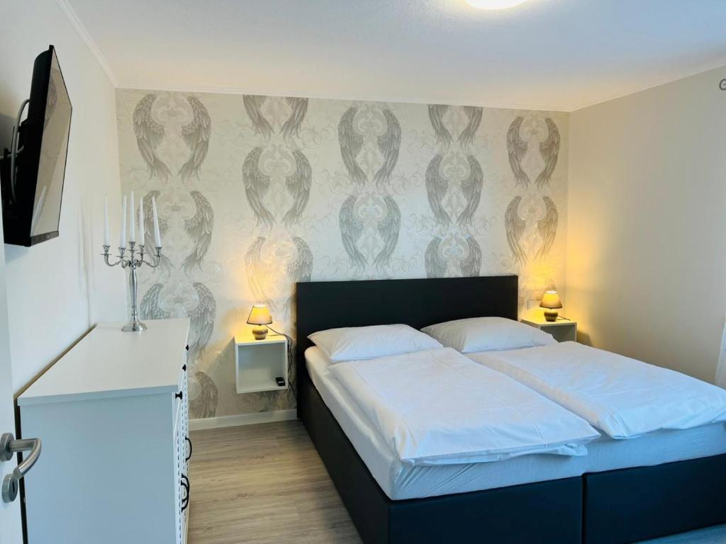 een slaapkamer met een bed en een muur met tentakels bij LeCiel Maison Lily in Bad Lauterberg