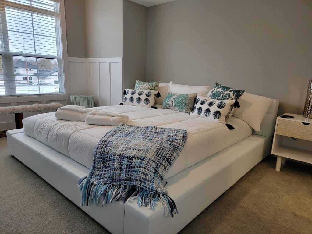 un gran sofá blanco en una habitación con ventana en Portside Condos #3 - Grand Haven, en Grand Haven
