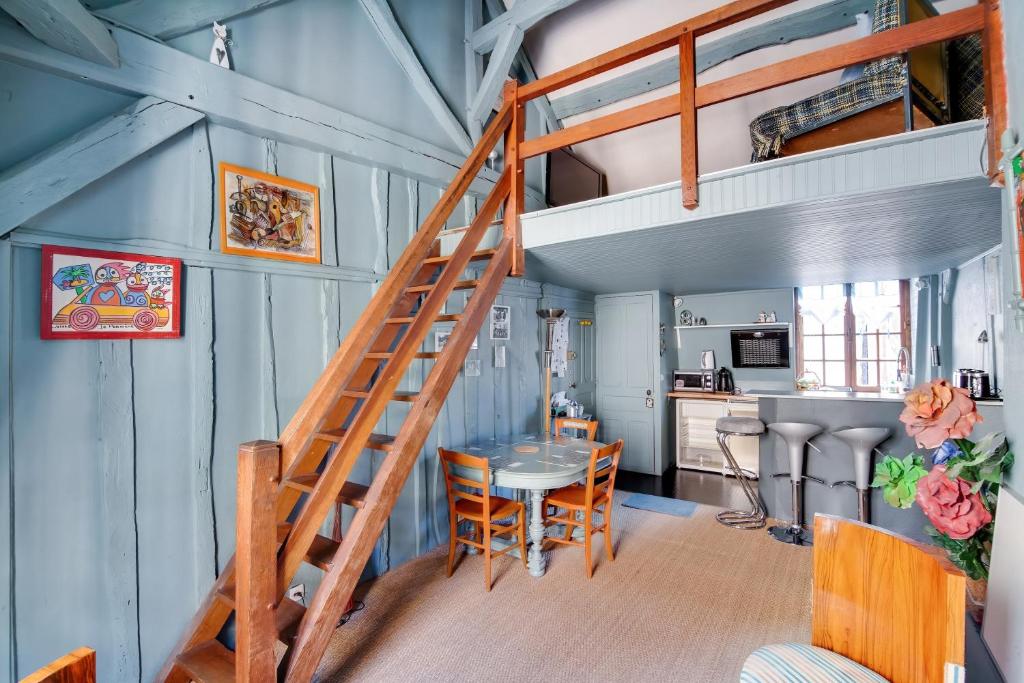 トロワにある2 bedrooms appartement with enclosed garden and wifi at Troyesの階段とテーブルが備わる部屋、キッチンが備わる客室です。