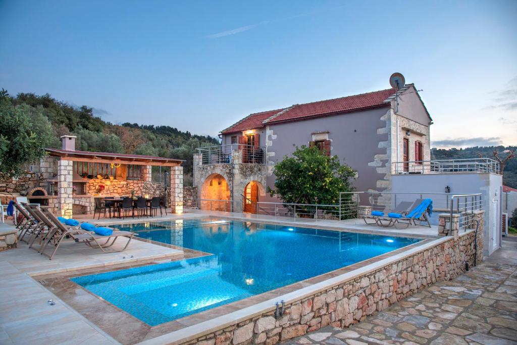een zwembad voor een huis bij Cretan Lux Villa Heated Pool in Gavalochori