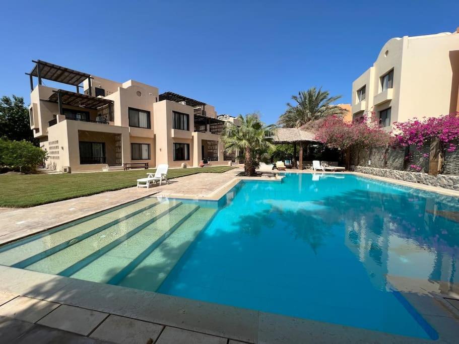 uma piscina em frente a uma villa em El gouna Ferienwohnung in zentraler Lage em Hurghada