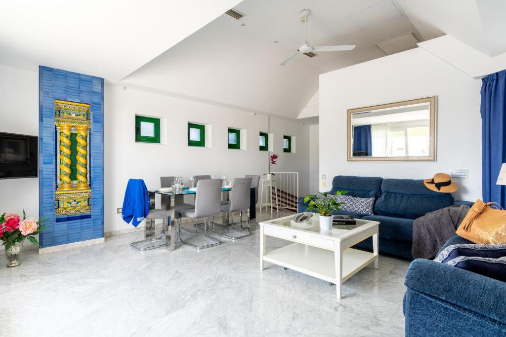 Telewizja i/lub zestaw kina domowego w obiekcie Sevilla Central Suites Apartamentos Puerta Jerez