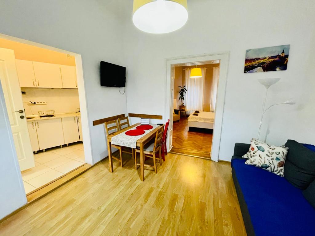 a living room with a blue couch and a table at Apartament 2 camere Ocnei in Sibiu