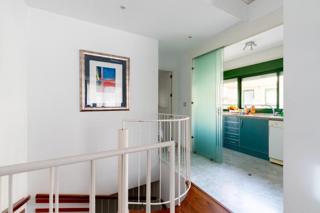 schody w kuchni z zielonymi i białymi ścianami w obiekcie Sevilla Central Suites Apartamentos Puerta Jerez w Sewilli