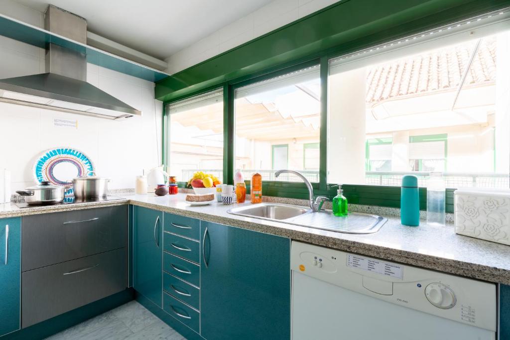 Kuchnia lub aneks kuchenny w obiekcie Sevilla Central Suites Apartamentos Puerta Jerez