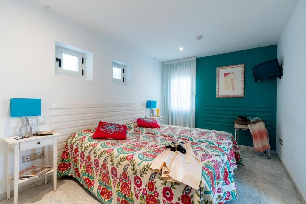 Łóżko lub łóżka w pokoju w obiekcie Sevilla Central Suites Apartamentos Puerta Jerez