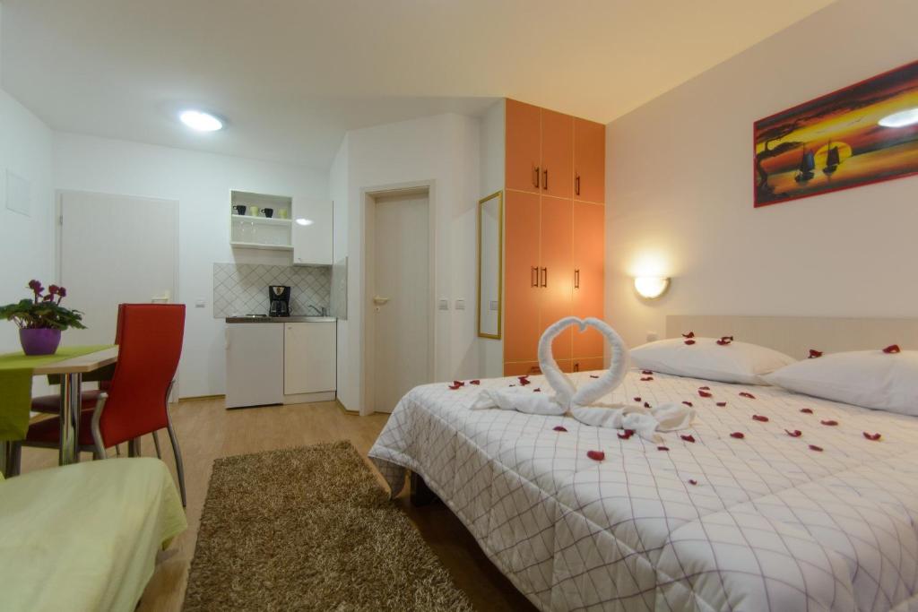 Postel nebo postele na pokoji v ubytování Apartments Mijo