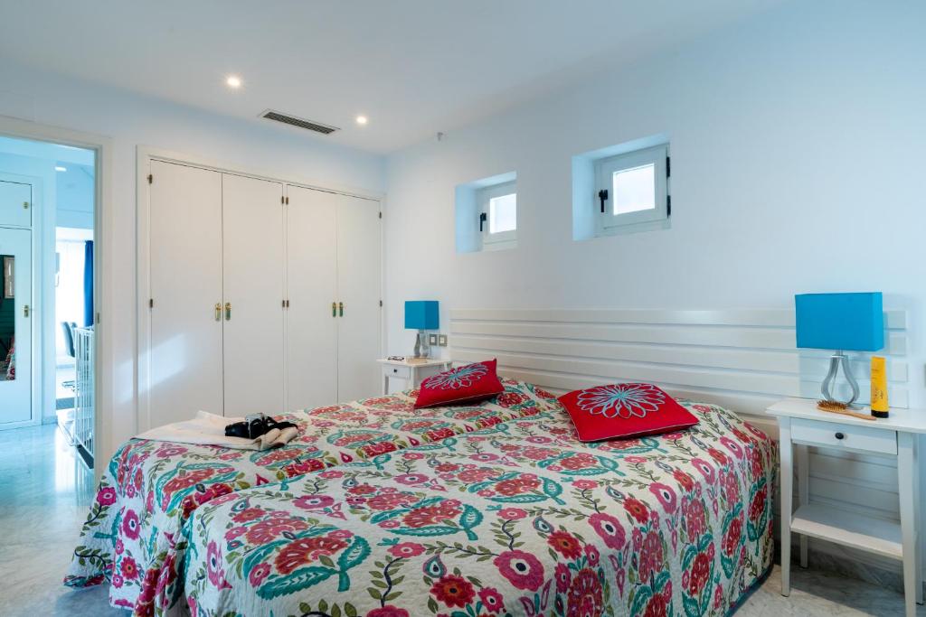Łóżko lub łóżka w pokoju w obiekcie Sevilla Central Suites Apartamentos Puerta Jerez