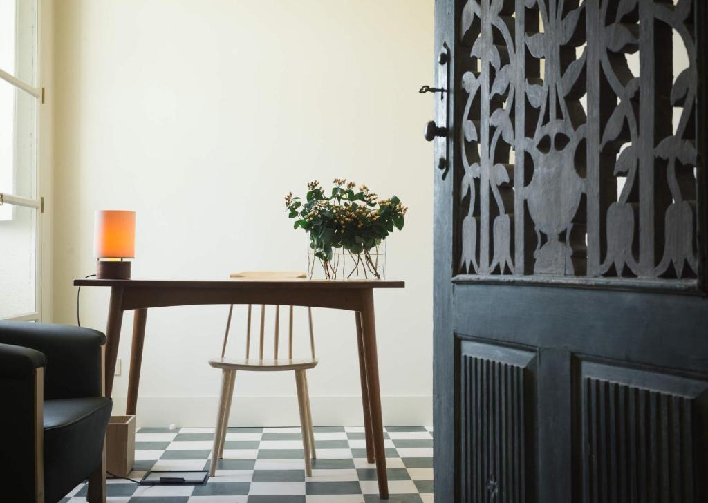 uma mesa com uma planta ao lado de uma porta em Duas Portas Townhouse no Porto