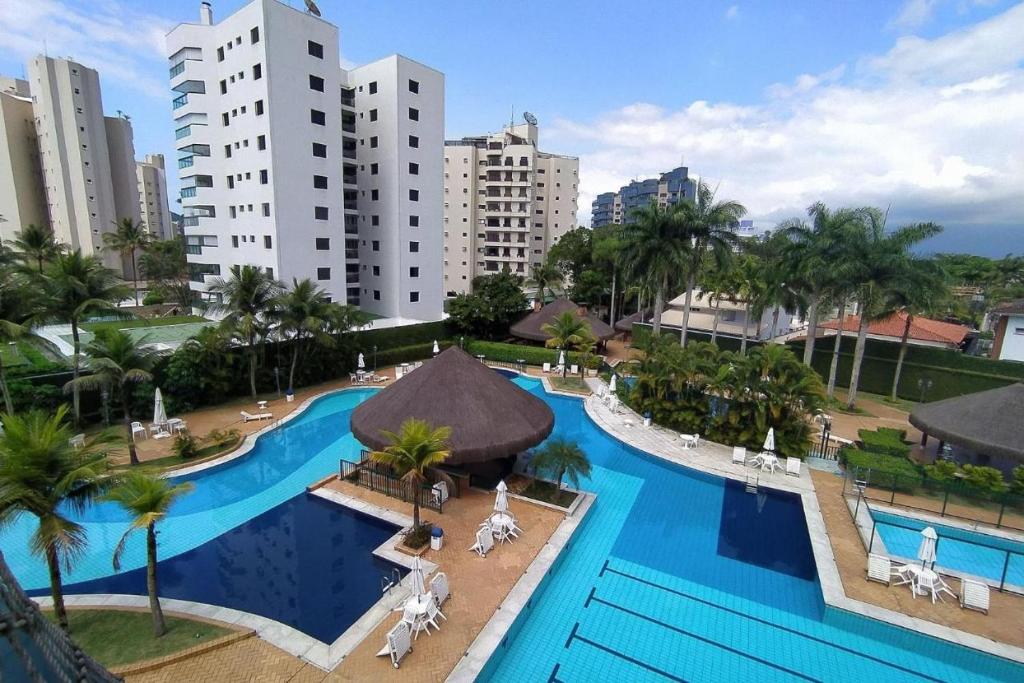 an overhead view of a large swimming pool with buildings at Especial Riviera! Condominio Acqua a 30 seg da praia - tipo resort - apto com ar condicionado, wifi, aceita pet in Riviera de São Lourenço