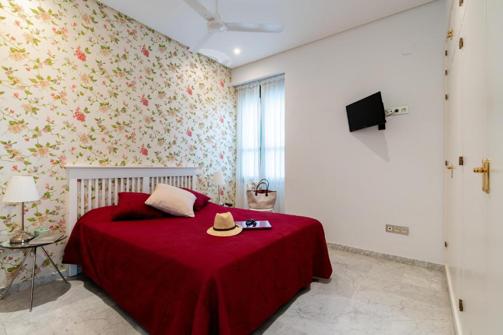 Łóżko lub łóżka w pokoju w obiekcie Sevilla Central Suites Apartamentos Puerta Jerez