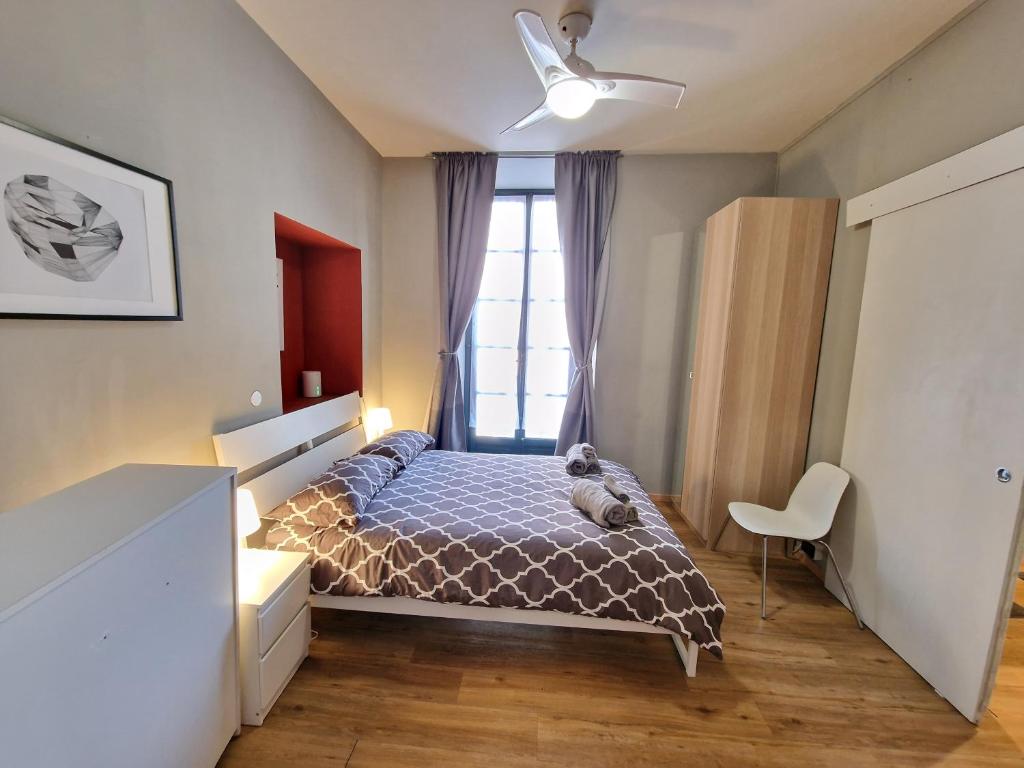 sypialnia z łóżkiem z pluszowym misiem w obiekcie Casa Cavalier w Turynie