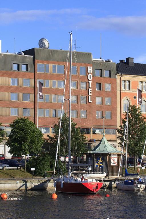 Výhled na řeku, která protéká v blízkosti hotelu