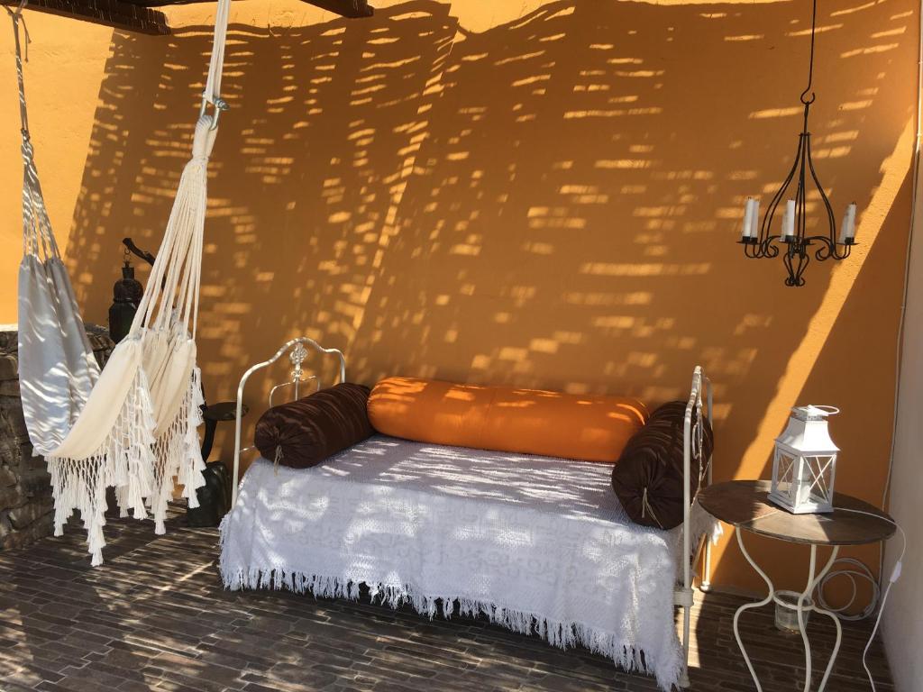 un letto in una camera con amaca di Varandas do Vale Furnazinhas a Castro Marim