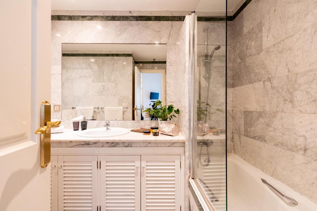 łazienka z umywalką i prysznicem w obiekcie Sevilla Central Suites Apartamentos Puerta Jerez w Sewilli